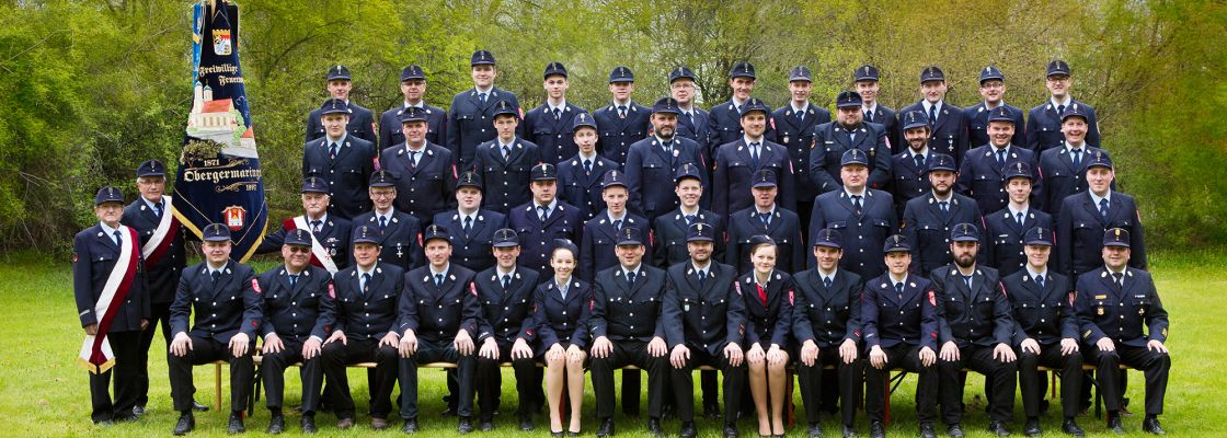 Gruppenfoto: Mannschaft mit den Fahnenträgern